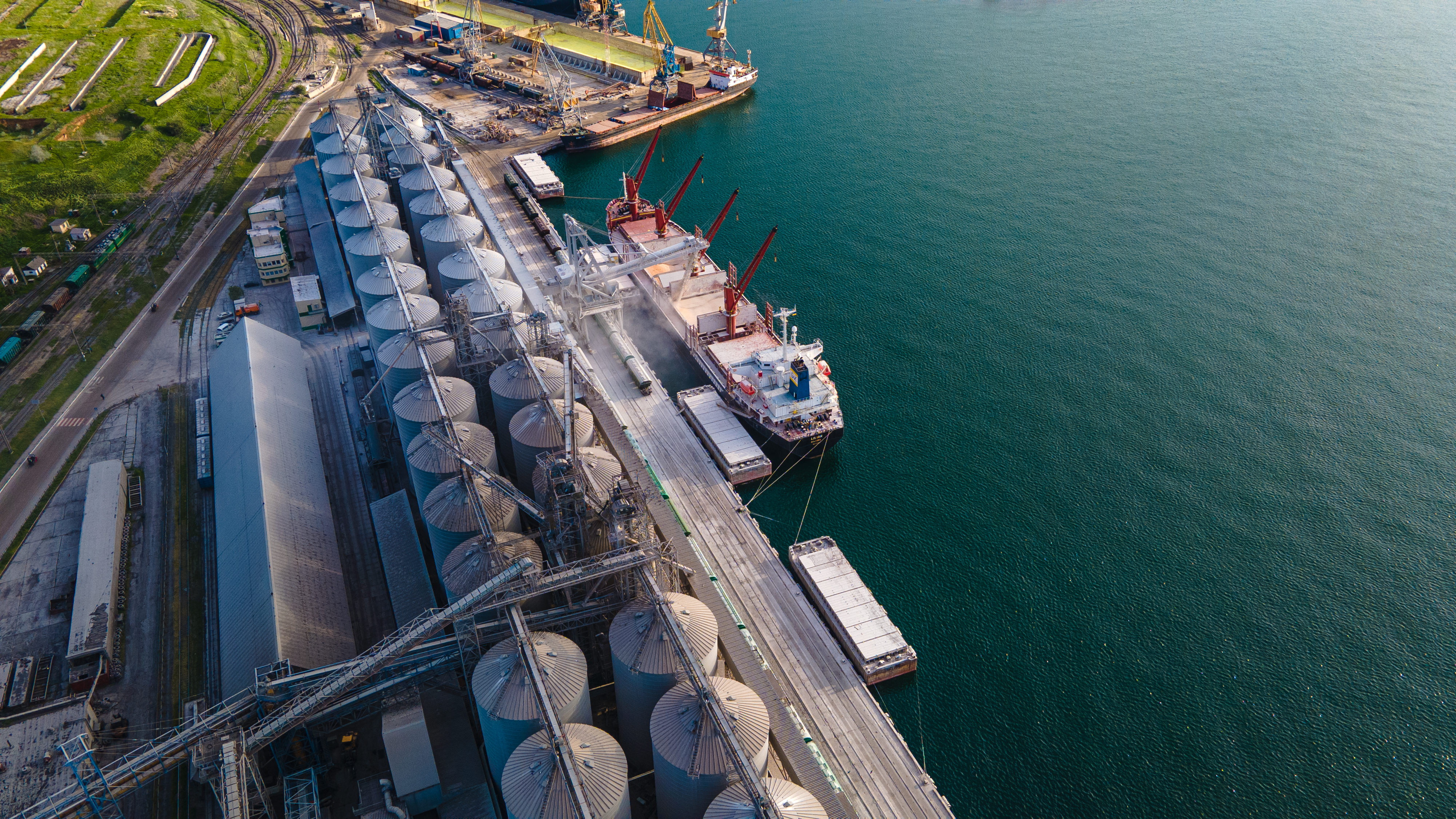 Bulk grain terminal, silo row and vessel loading
